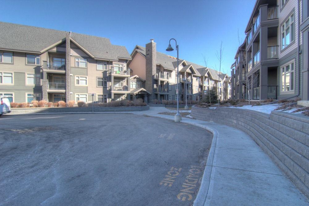 Pinnacle Inn & Suites Aspen YYC Exteriör bild