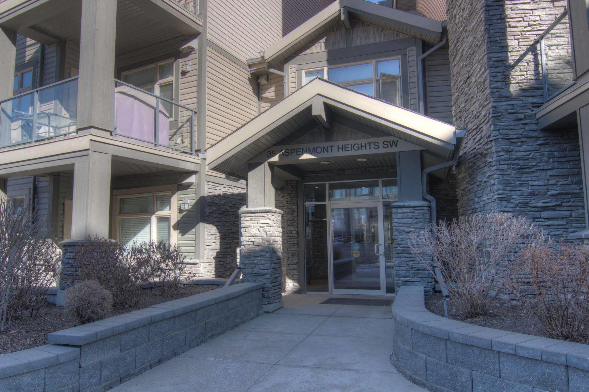 Pinnacle Inn & Suites Aspen YYC Exteriör bild