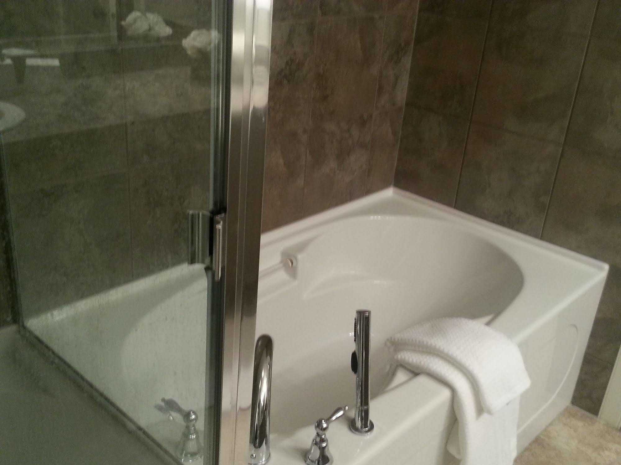Pinnacle Inn & Suites Aspen YYC Exteriör bild