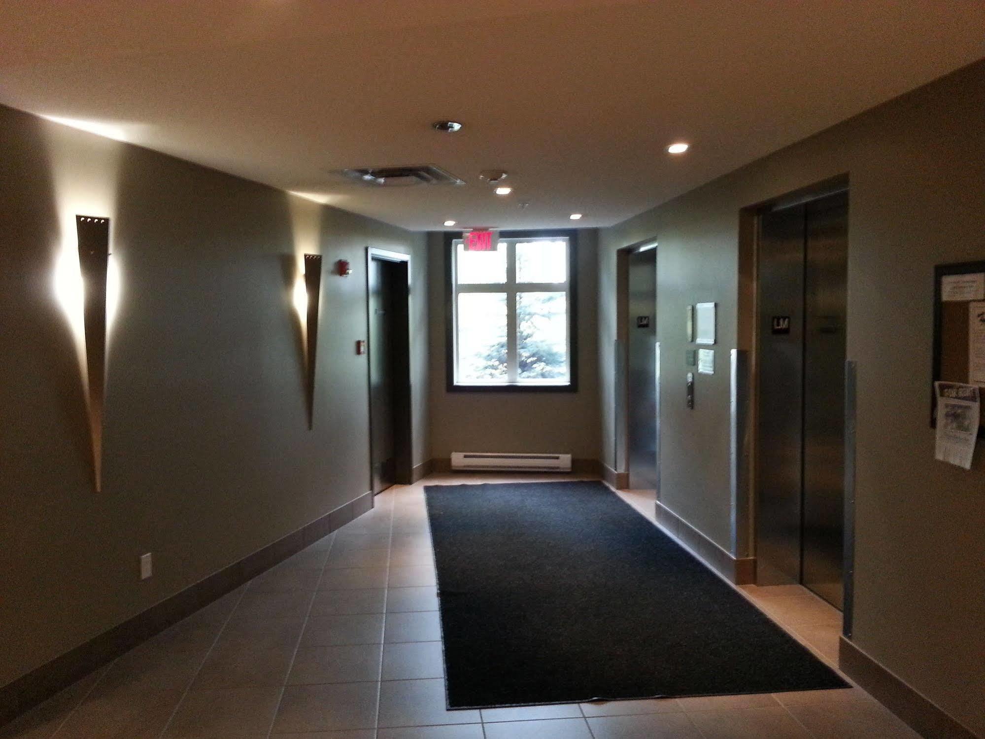 Pinnacle Inn & Suites Aspen YYC Exteriör bild